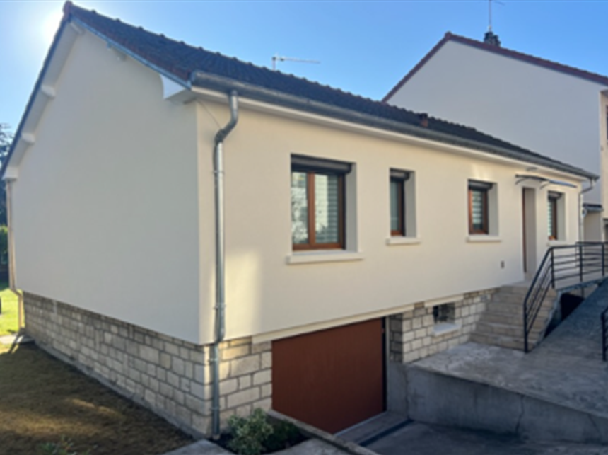 Façade d'une maison côté garage