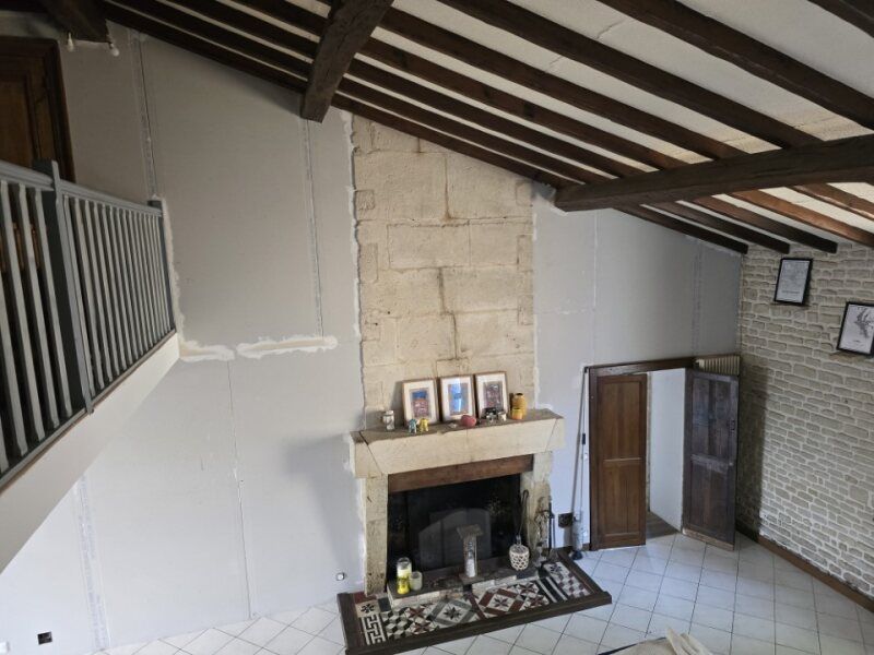 Plaques de plâtre autour d'une cheminée