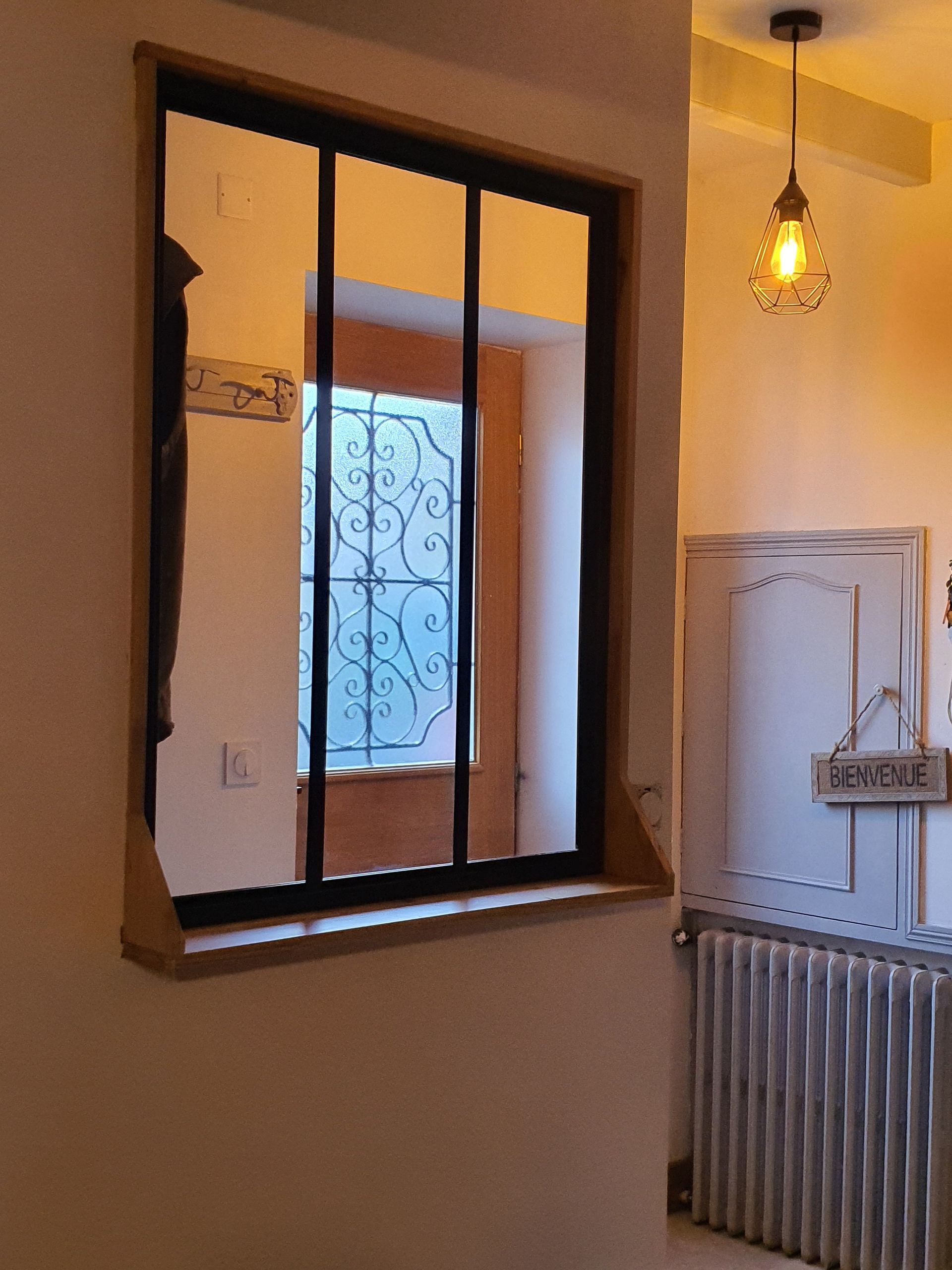 Une verrière dans un cadre en bois