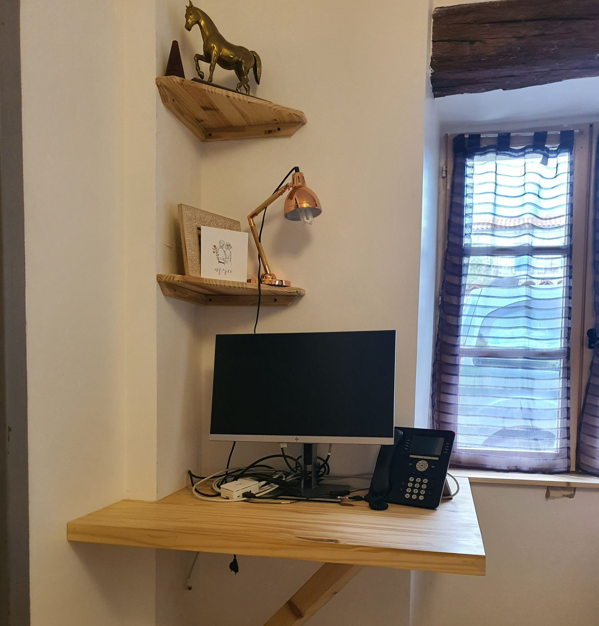 Étagères personnalisées pour un ordinateur et des objets de décoration