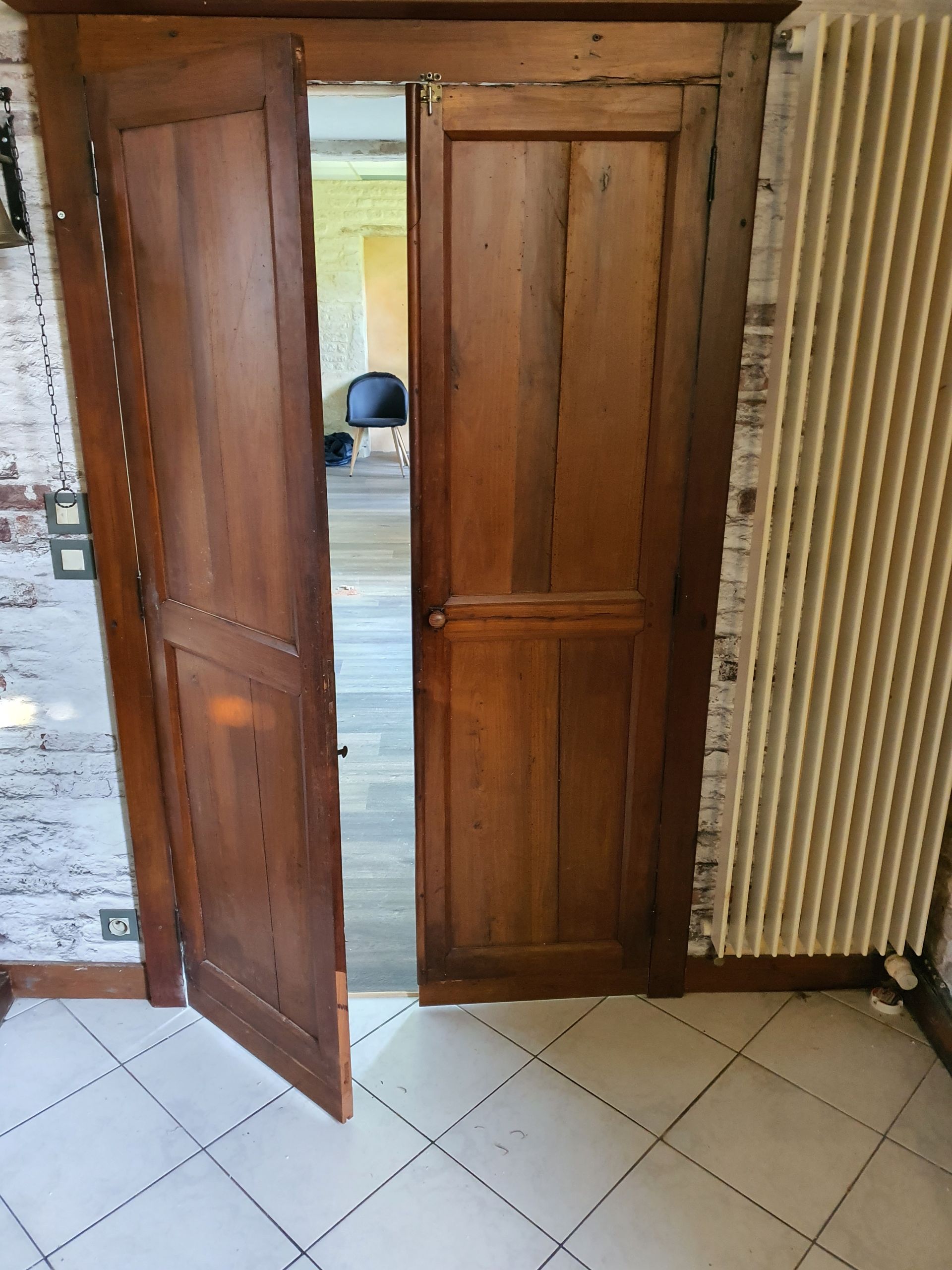 Porte d'entrée en bois, à moitié ouverte