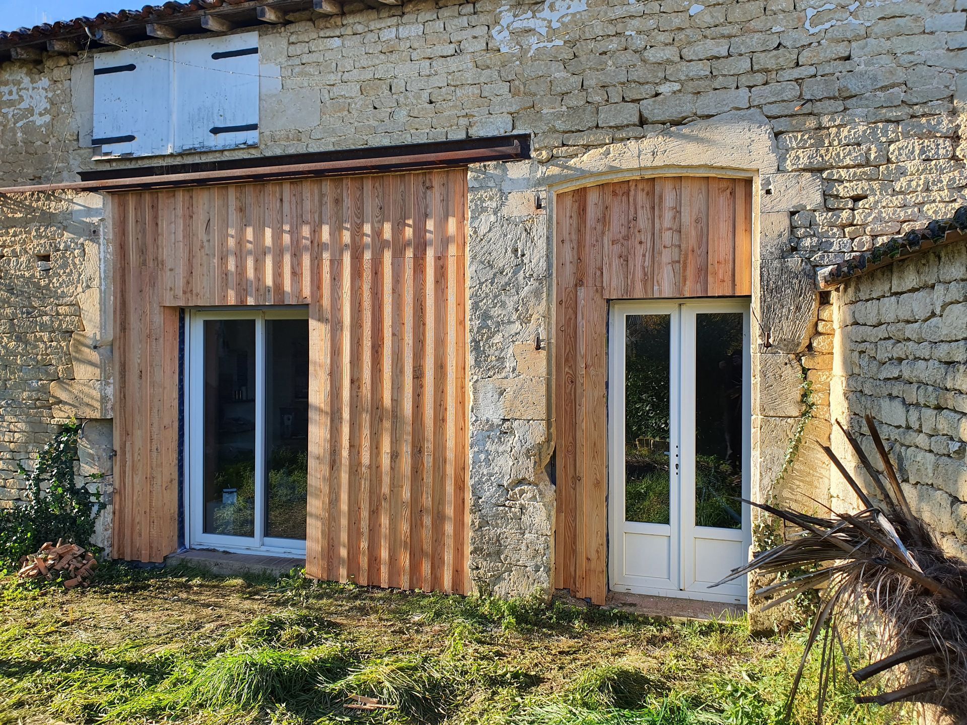 Contours de porte et de fenêtre en bois