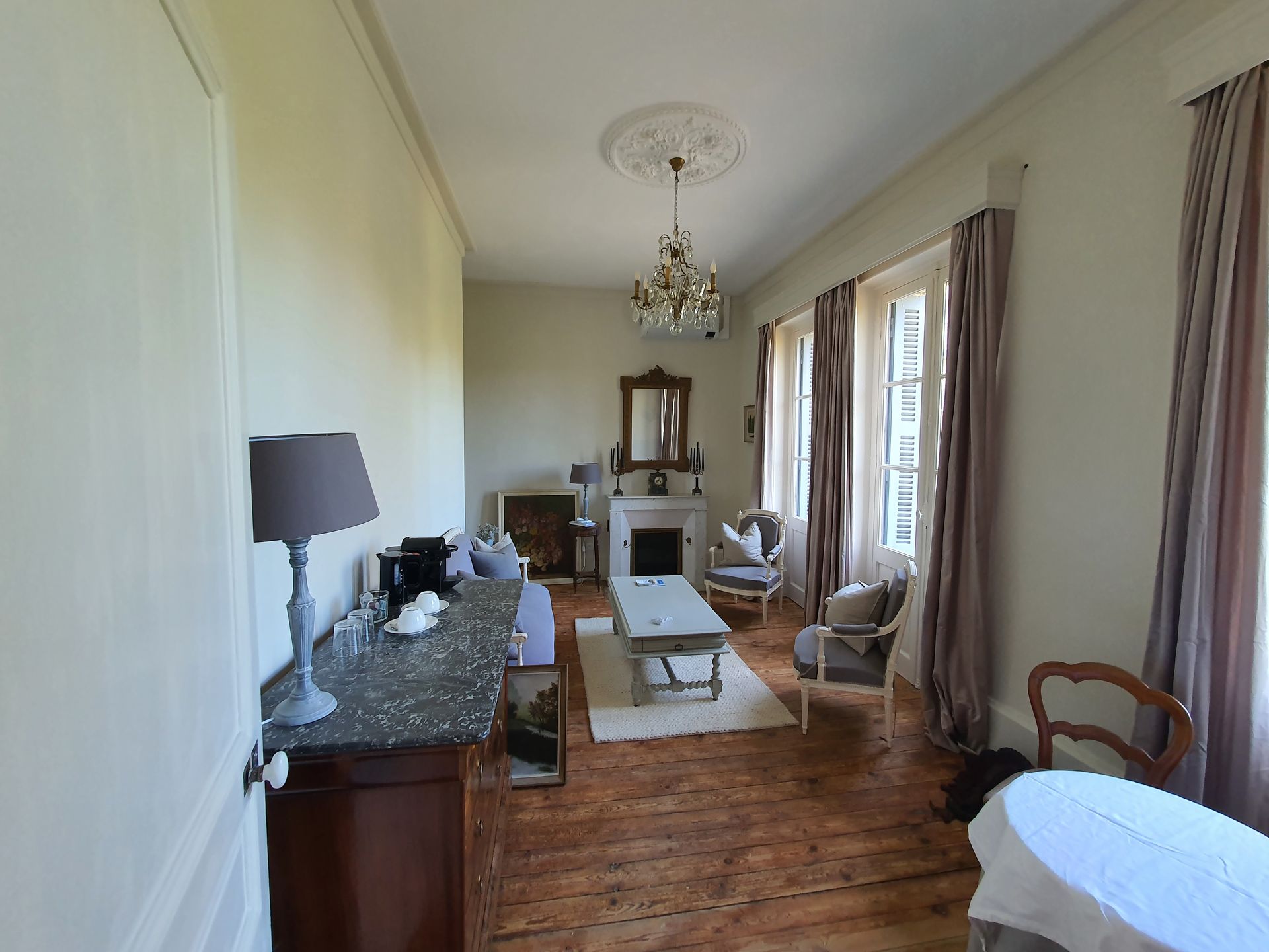 Un intérieur rénové avec du parquet et des moulures au plafond