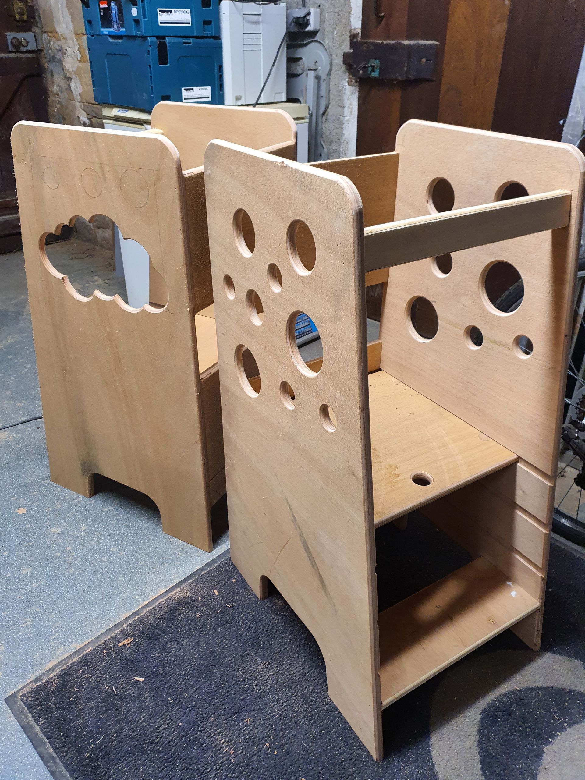 Deux objets en bois sur mesure