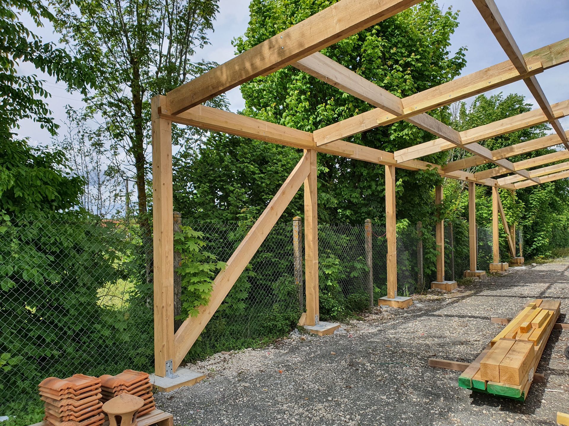Charpente en bois avec des tuiles au sol