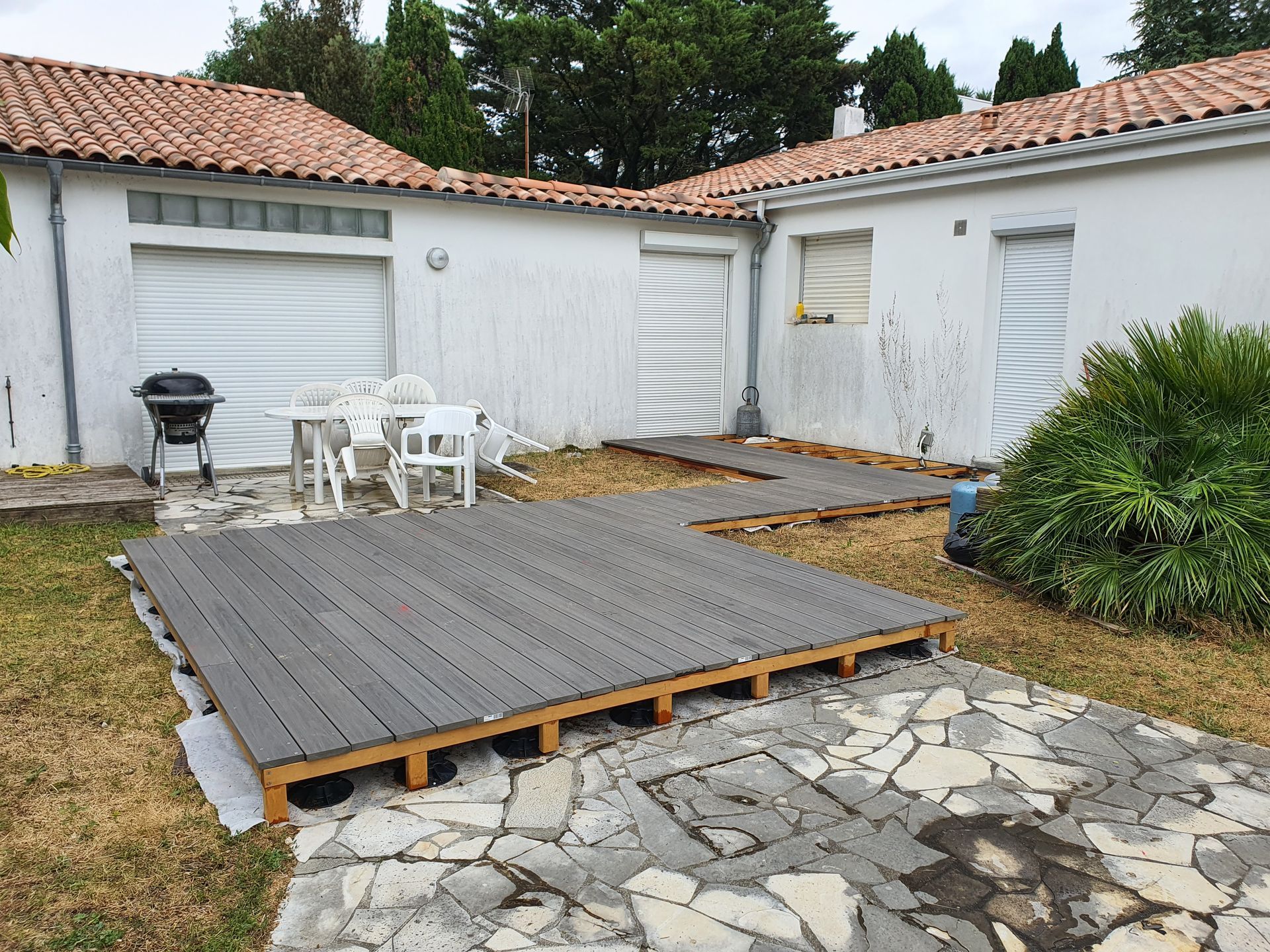 Terrasse en bois sur des dalles