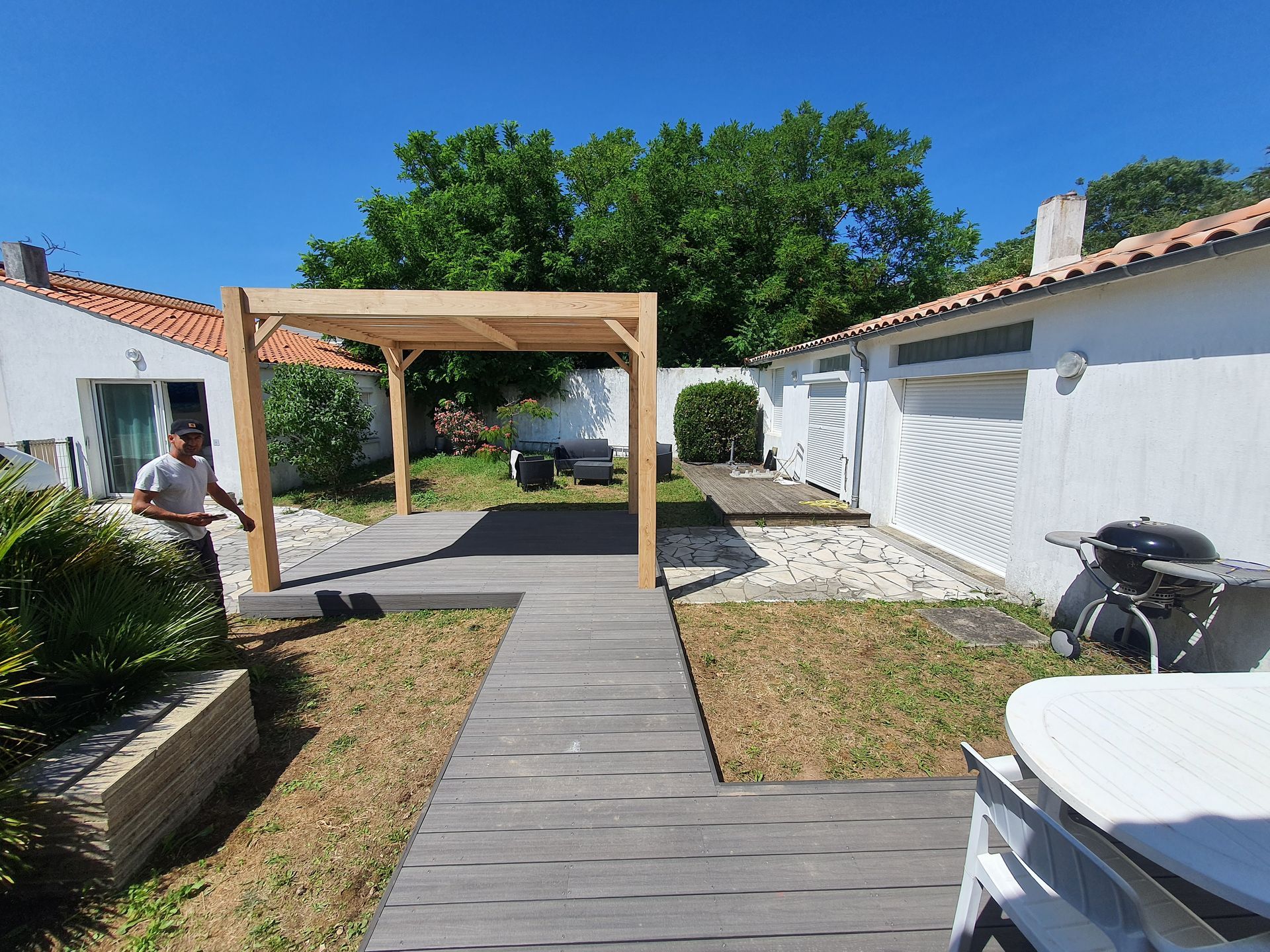 Pergola avec une table en bois au premier plan