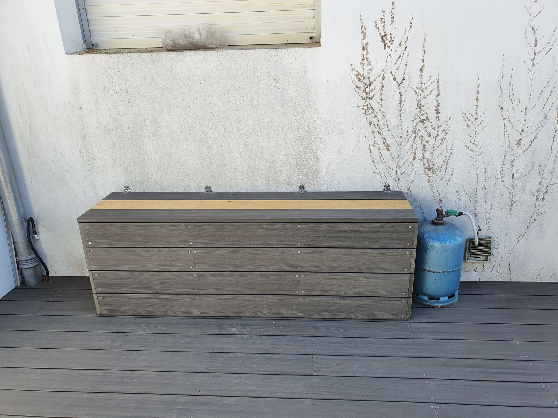 Caisse de rangement en bois sur une terrasse