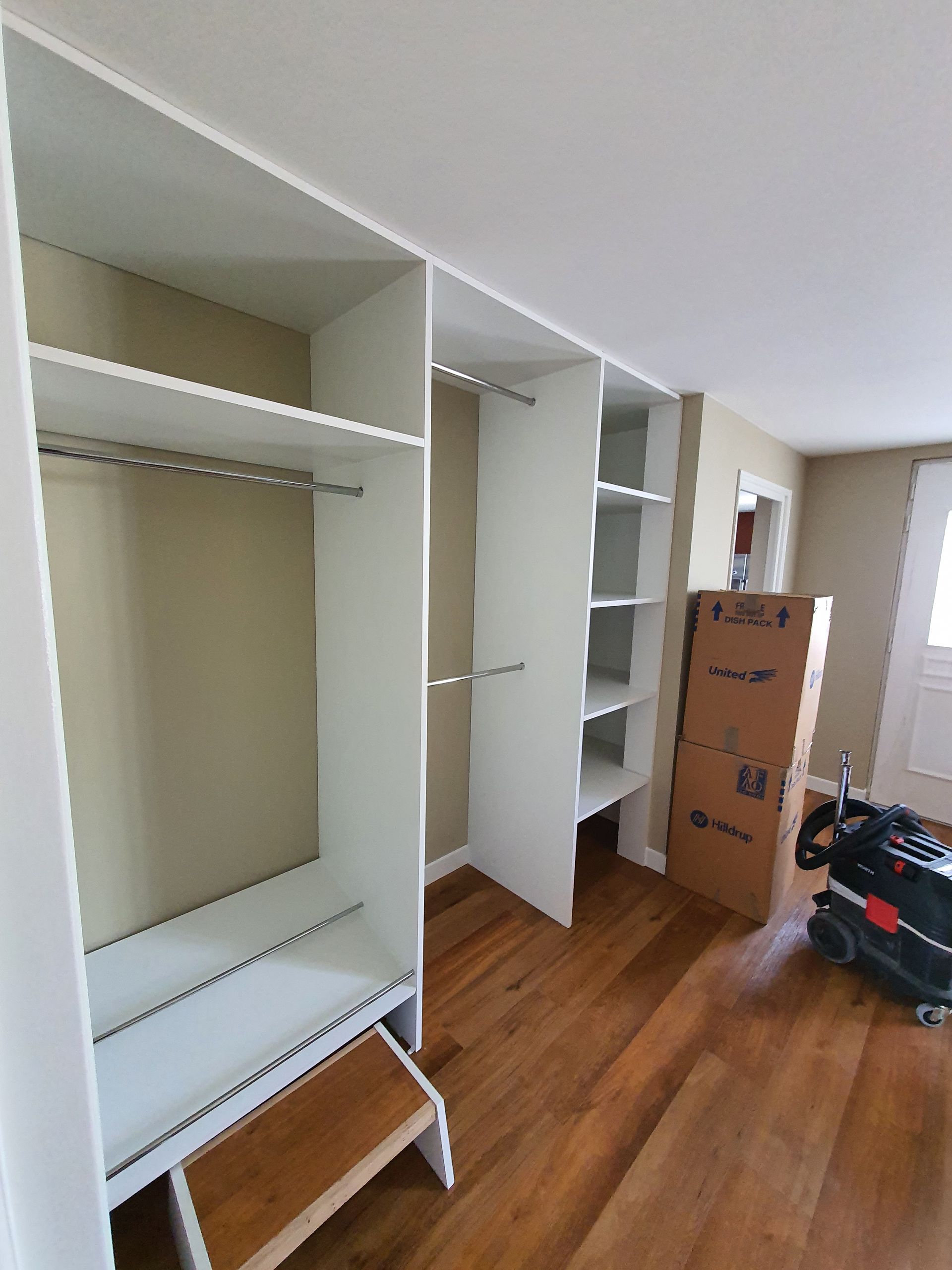 Meuble de dressing blanc sur un parquet