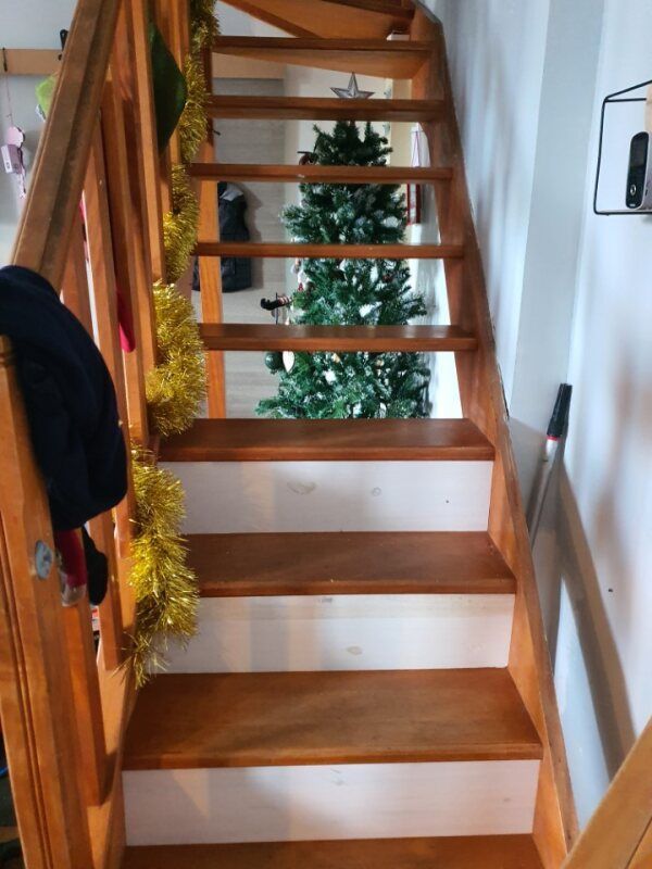 Suppression des parties ajourées d'un escalier en bois