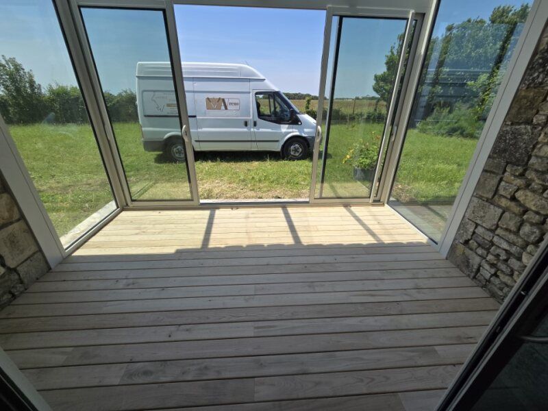 Un plancher en bois dans une vérandas