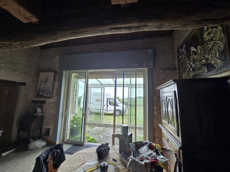 Une véranda avec un sol brut