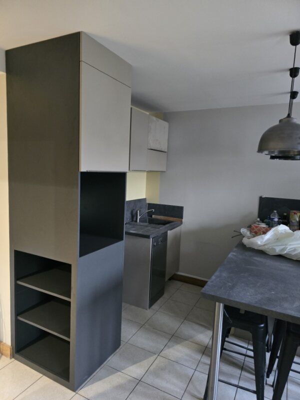 Plusieurs meubles de cuisine en bois