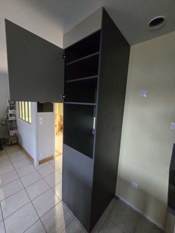 Un meuble sur mesure noir