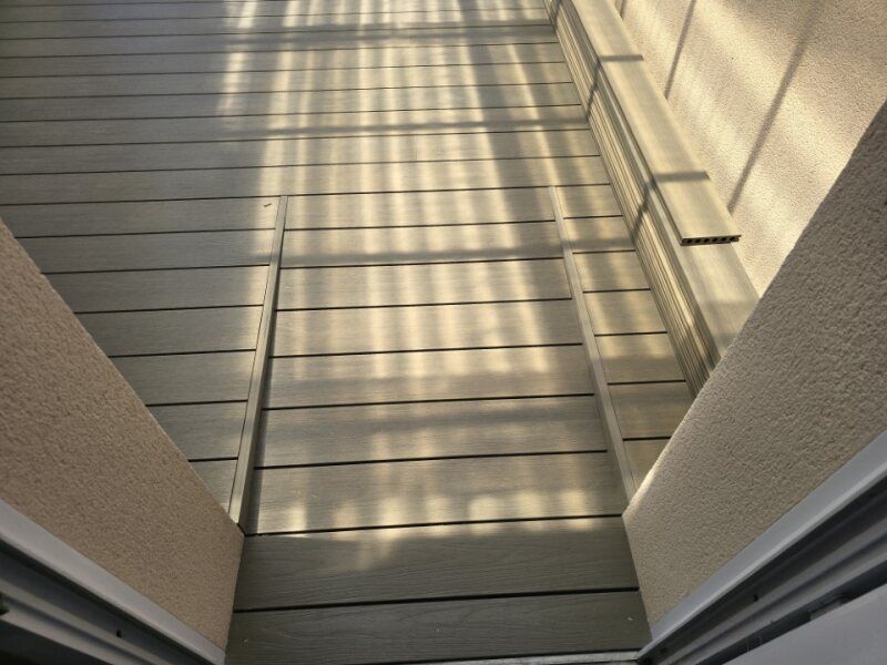 Entrée sur une terrasse en bois