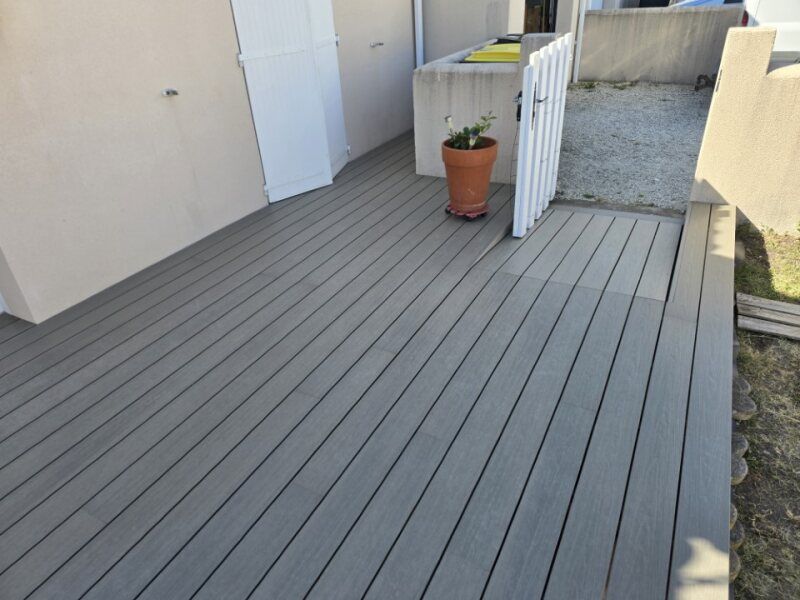 Terrasse en bois de couleur foncée