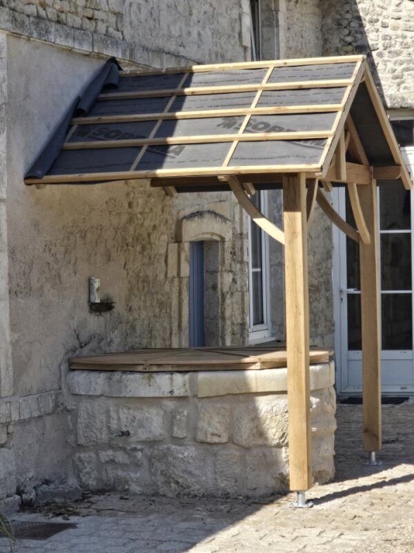 Abris au-dessus d'un puits