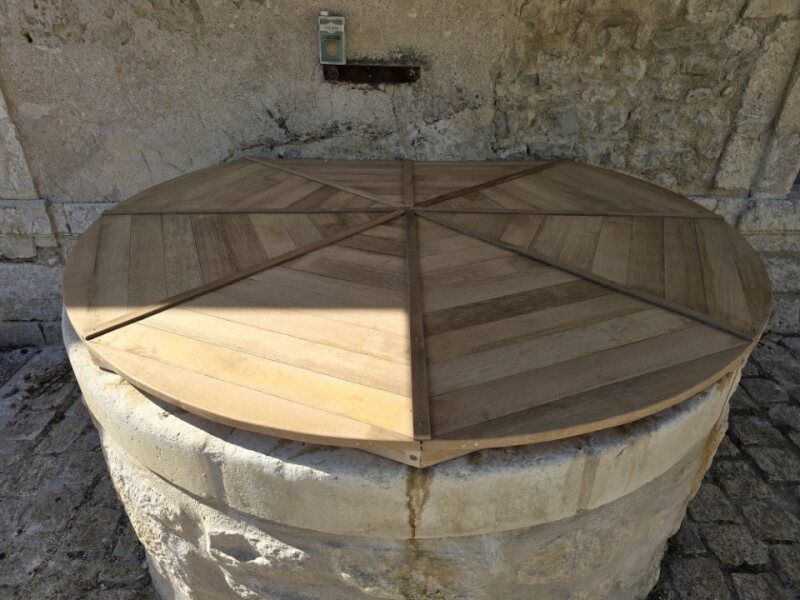 Cadre de sécurité en bois sur un puits