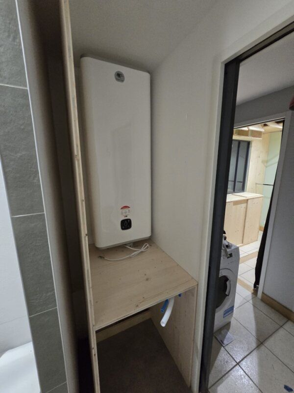 Création d'un espace en bois pour un chauffe-eau