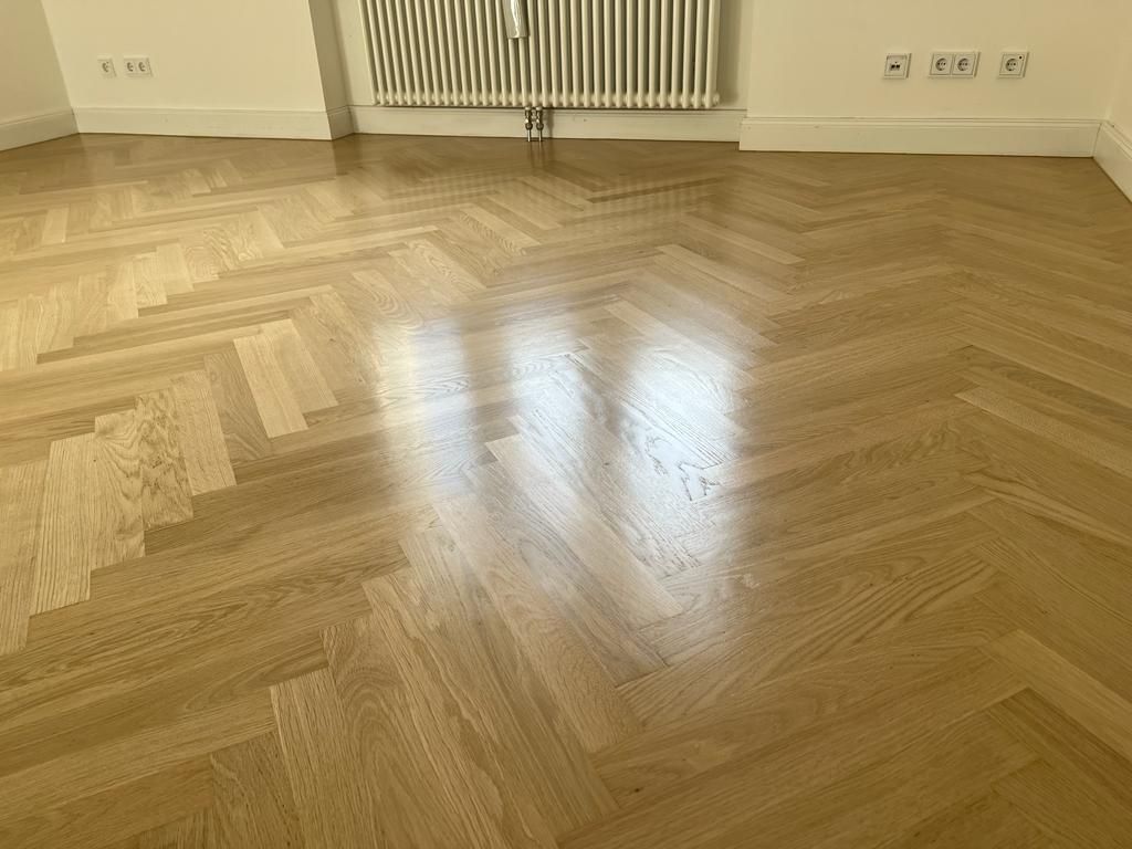Parkettleger sind mit der Renovierung in München fertig.