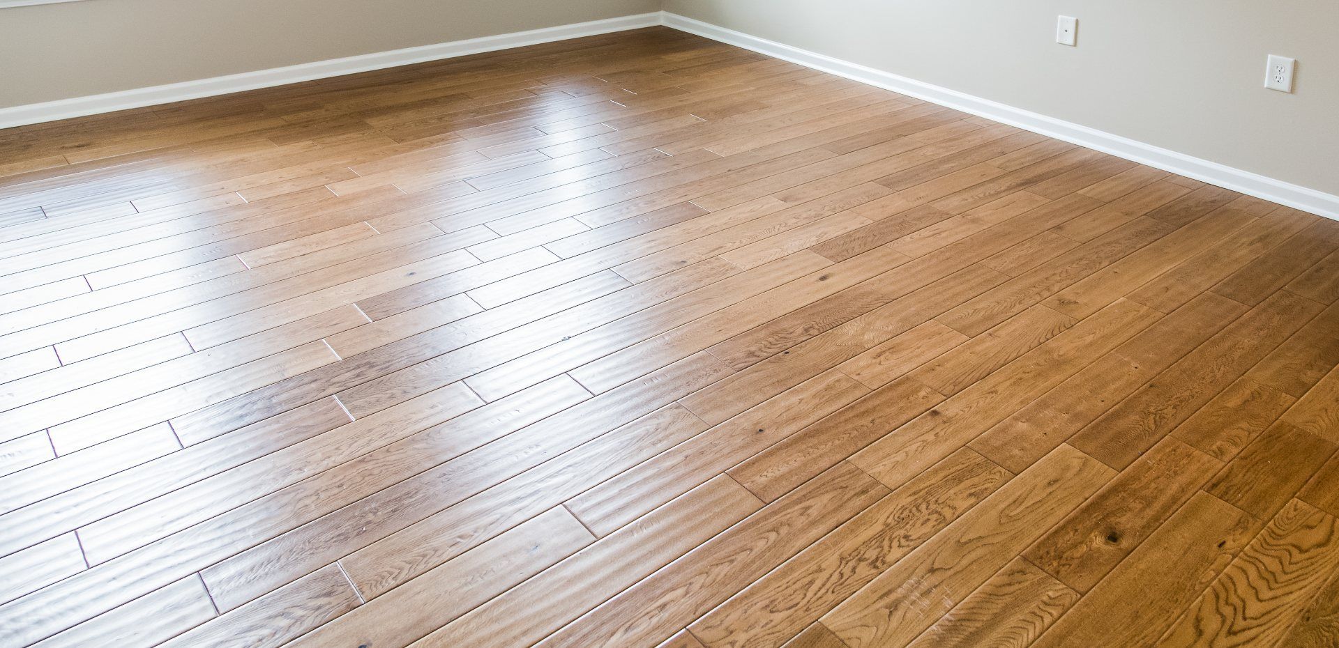 Leeres Zimmer mit verlegtem Holzboden
