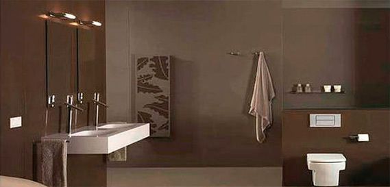 Un baño con lavabo, inodoro y espejo.