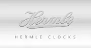 Hermle-Logo: Silberne Schreibschrift, „Hermle“ über „Hermle Clocks“.
