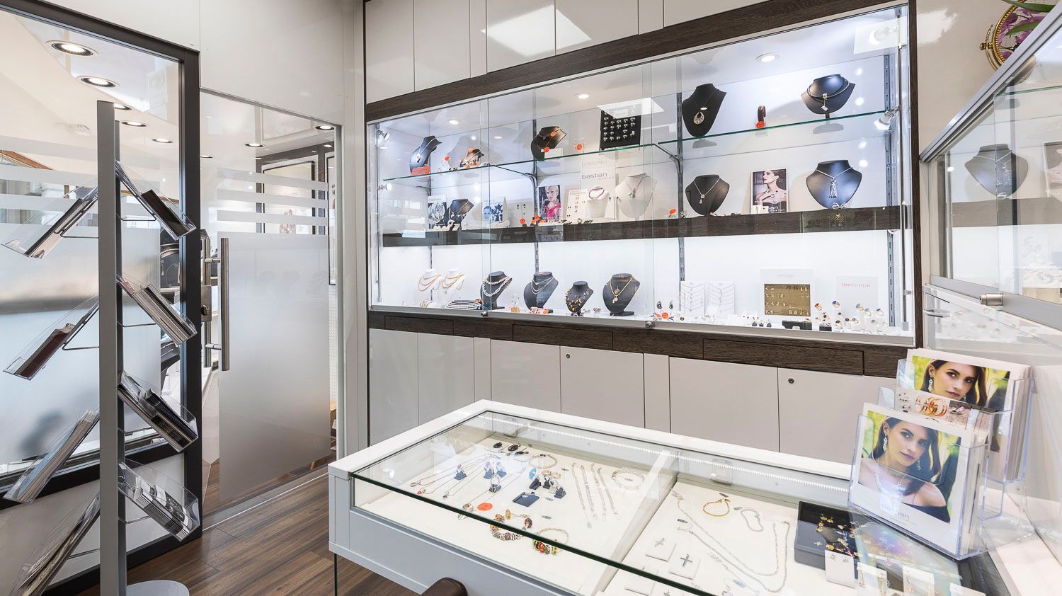 Inneneinrichtung eines Juweliergeschäfts mit Glasvitrinen voller Schmuck.