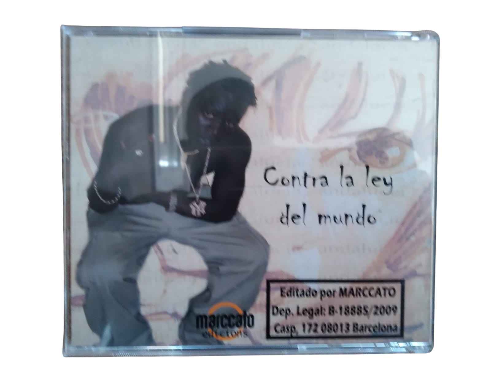 Un estuche de CD con las palabras Contra la Ley del Mundo.