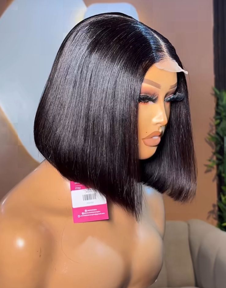 Peluca negra y elegante de corte bob sobre un maniquí. 