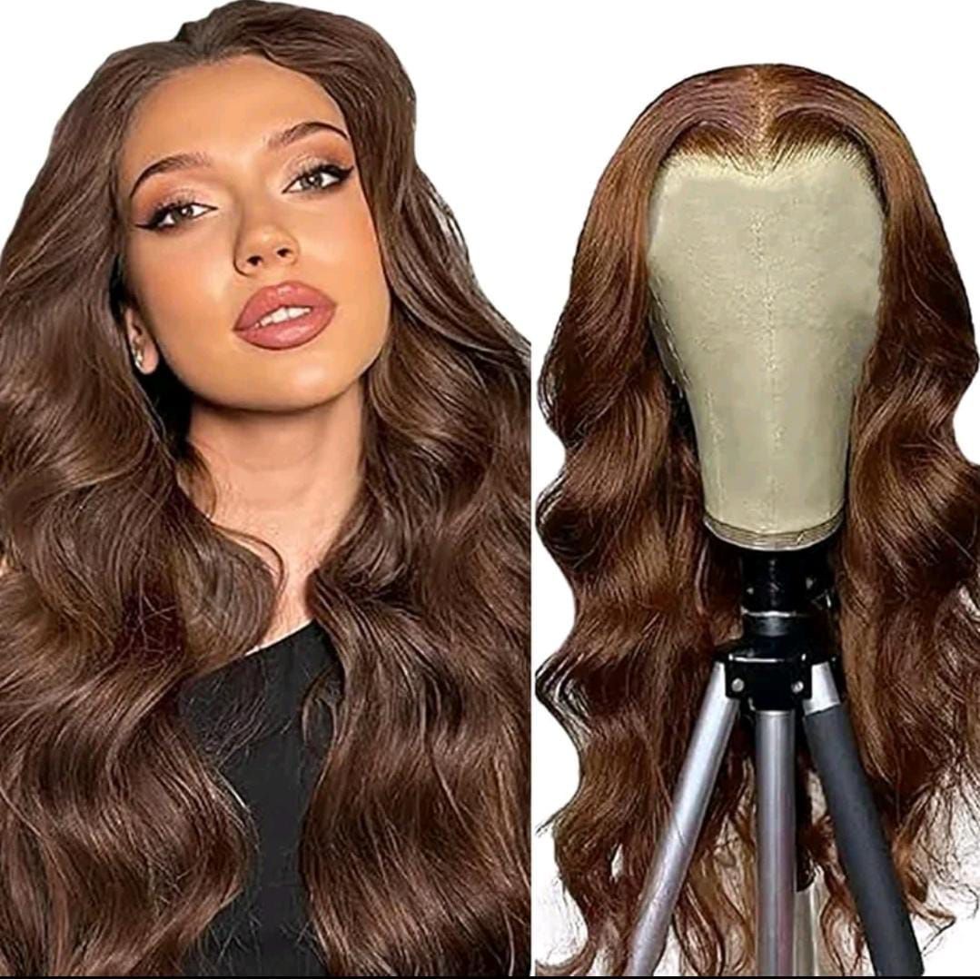 Mujer con peluca ondulada de color marrón, una al lado de la otra con una peluca en la cabeza de maniquí.