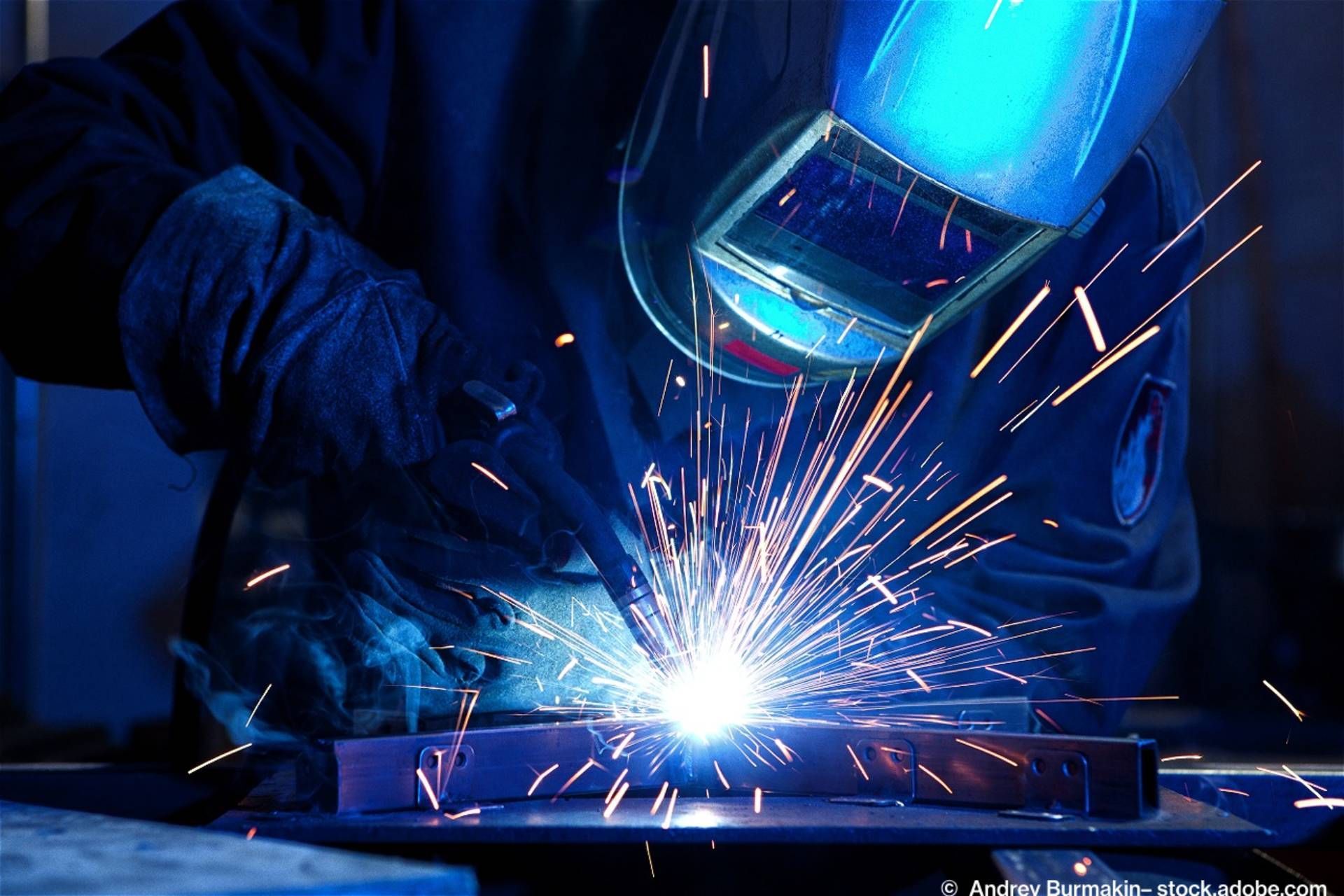 Ein Schweißer schweißt