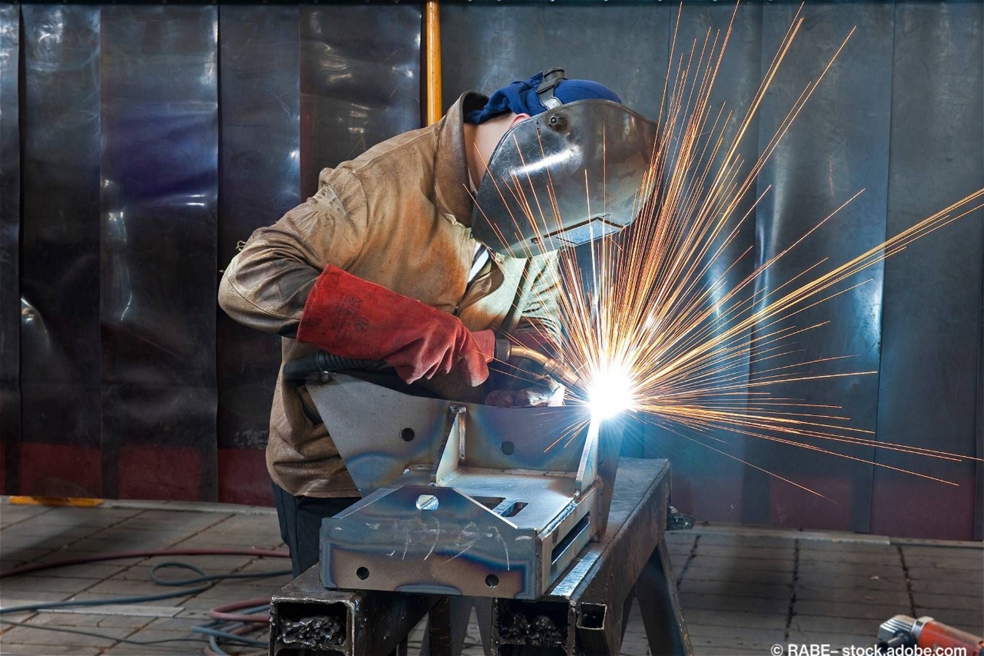 Ein Schweißer schweißt