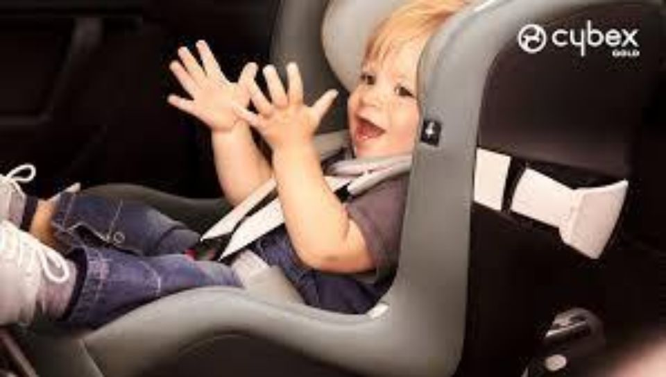 Kleinkind im Autositz
