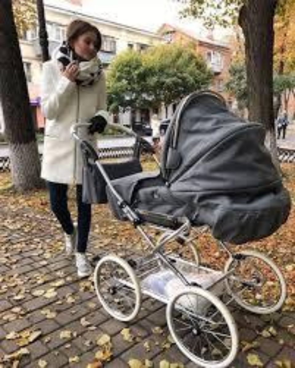 Frau mit Kinderwagen