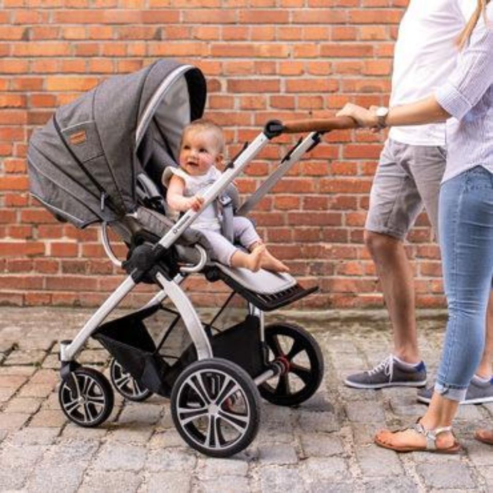 Eltern mit Kinderwagen