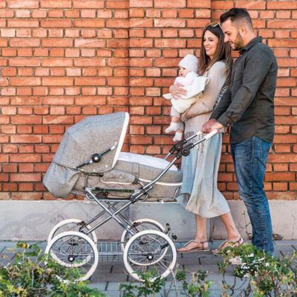 Eltern mit Kinderwagen