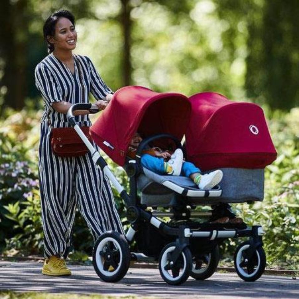 Frau mit Kinderwagen