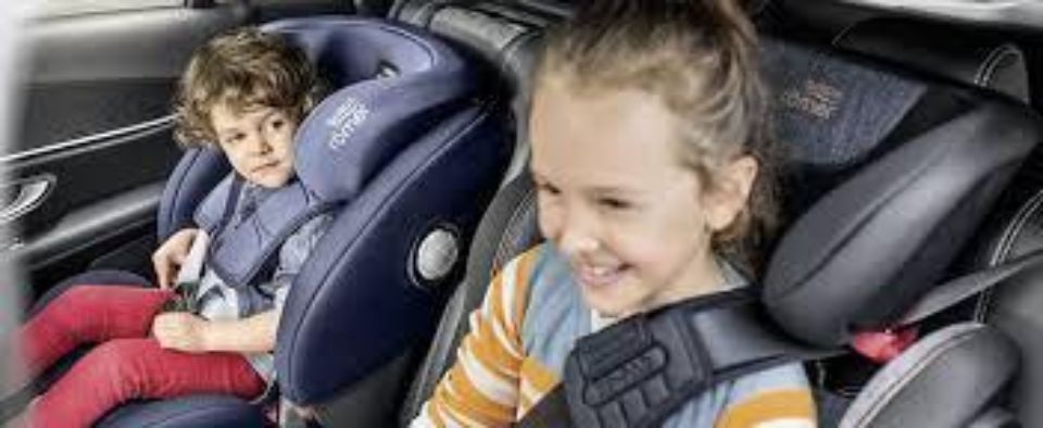 größere Kinder auf Kindersitzen