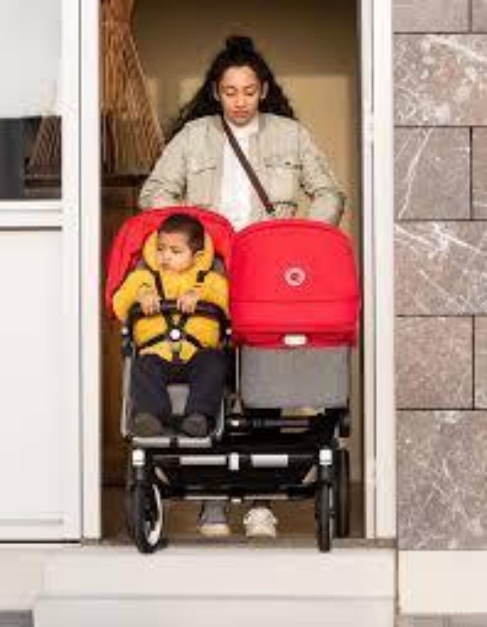 Frau mit Kinderwagen