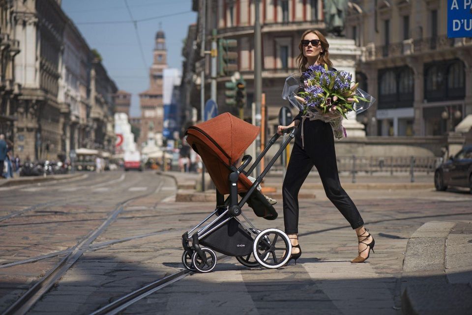Frau mit Kinderwagen
