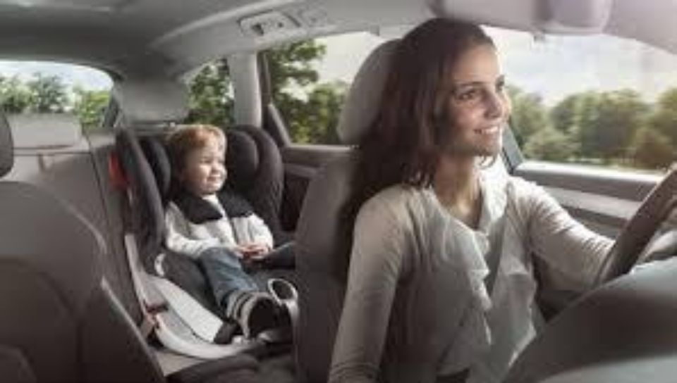 Kind auf dem Rücksitz