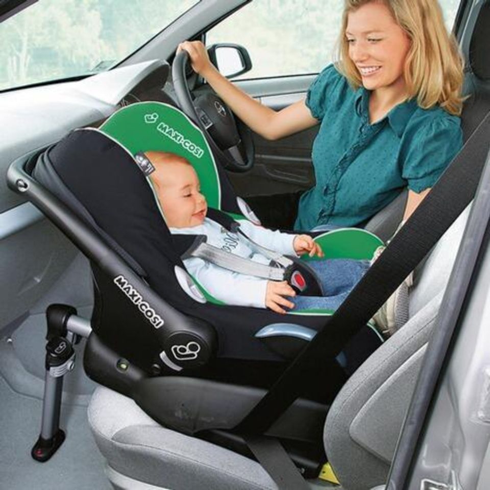 Kind im Kindersitz auf dem Beifahrersitz