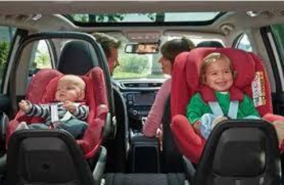 zwei Kinder in Kindersitzen