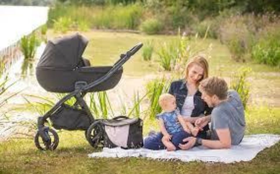 Familie mit Kinderwagen