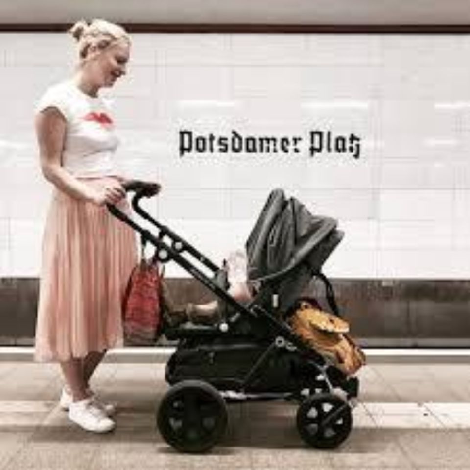 Frau mit Kinderwagen am Potsdamer Platz