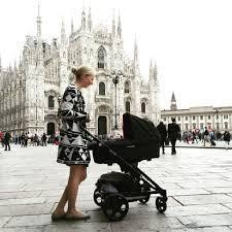 Frau mit Kinderwagen