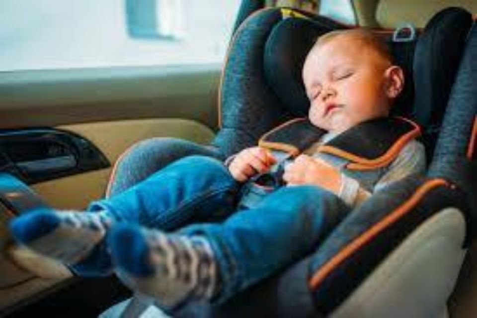 Kleinkind im Kindersitz