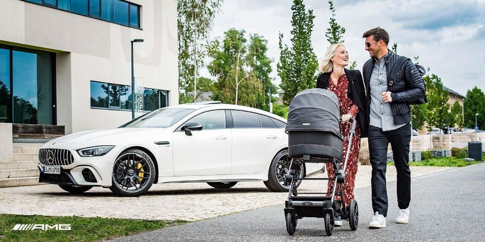 Eltern mit Kinderwagen