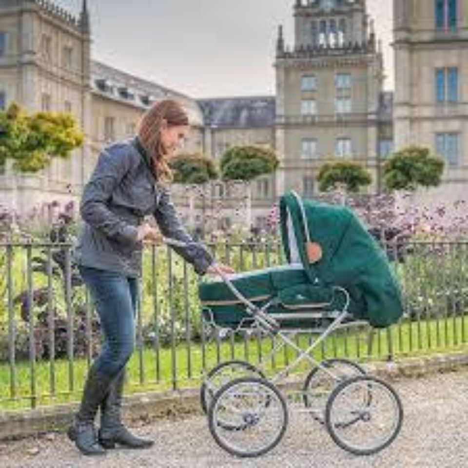 Frau mit Kinderwagen